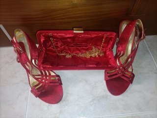 Bolso y zapatos de fiesta rojos