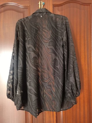 Blusa negra transparente con estampado