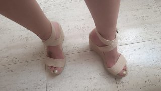 Sandalias cuña beige cómodas