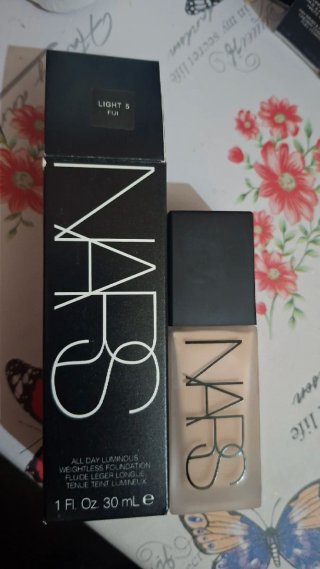 NARS Light 5 Fiji Base de Maquillaje