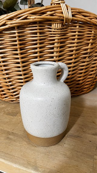 Jarra cerámica beige y blanca