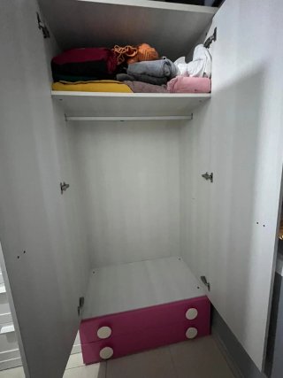 Armario infantil blanco y rosa