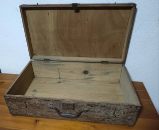 Maleta antigua de madera