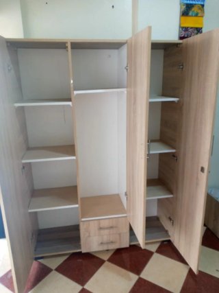 Armario de madera con 2 puertas y tiradores dorado
