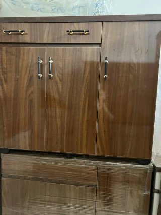 Armario de madera con 2 puertas y tiradores dorado