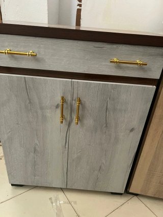 Armario de madera con 2 puertas y tiradores dorado