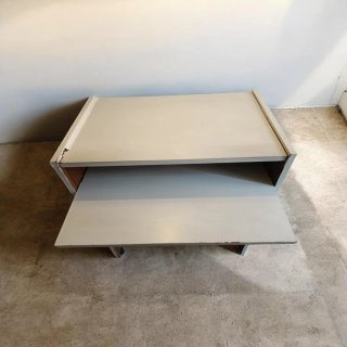 Mesa escritorio con ruedas de madera.