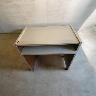 Mesa escritorio con ruedas de madera.