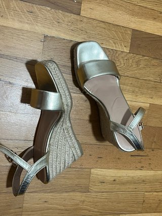 Sandalias doradas cuña esparto