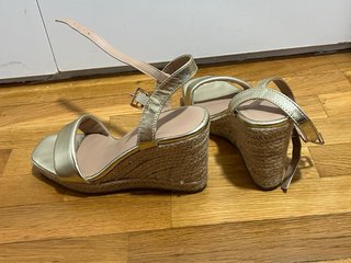 Sandalias doradas cuña esparto
