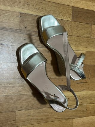 Sandalias doradas cuña esparto