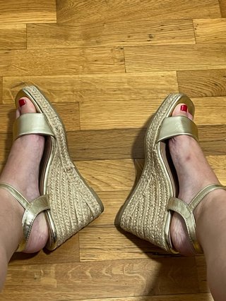Sandalias doradas cuña esparto