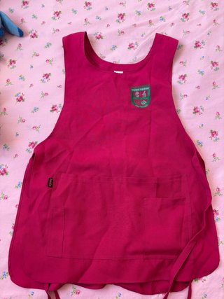 Casaca escolar fucsia con escudo