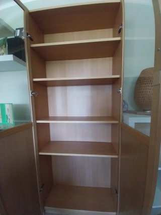 Vitrina de madera con puertas de cristal