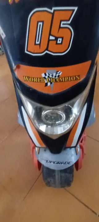 Moto de Juguete Infantil Negra y Naranja Funciona