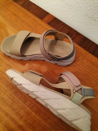 Sandalias con cuña anatómica color beige