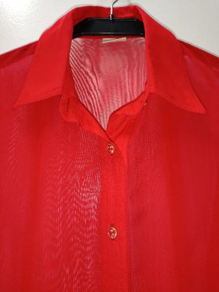 Camisa transparente roja, mujer