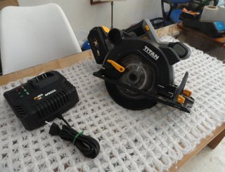 Sierra Circular Titan 18V TTI940-C5W + Cargador