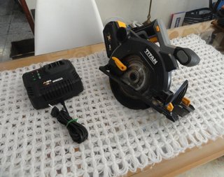 Sierra Circular Titan 18V TTI940-C5W + Cargador