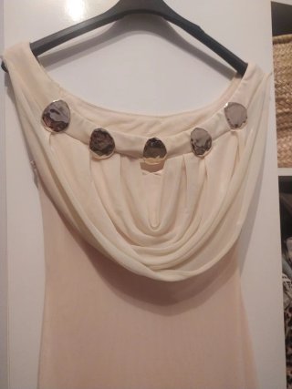 Vestido largo drapeado con adornos