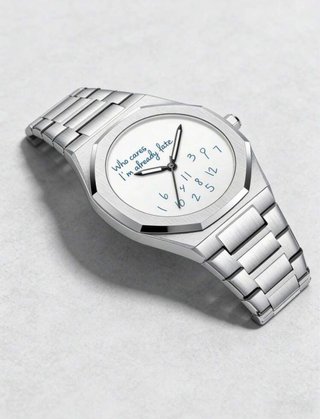 Reloj de pulsera plateado con esfera blanca