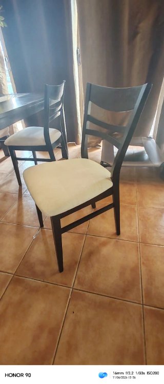 Mesa de comedor de madera y cristal con 4 sillas