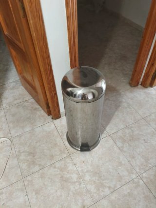 Papelera grande de metal con pedal