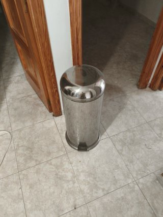 Papelera grande de metal con pedal