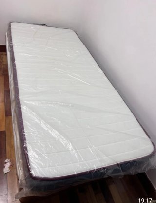Colchón y canapé de madera