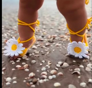 Sandalias bebé crochet flor amarilla