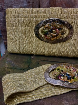 Bolso de mano dorado y cinturón a juego