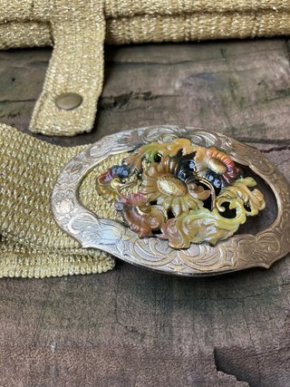 Bolso de mano dorado y cinturón a juego