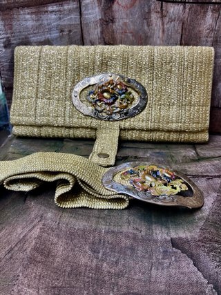 Bolso de mano dorado y cinturón a juego