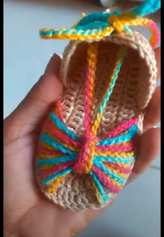 Sandalias bebé crochet multicolor