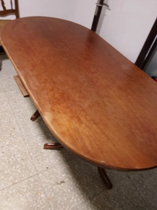 Mesa de comedor ovalada de madera