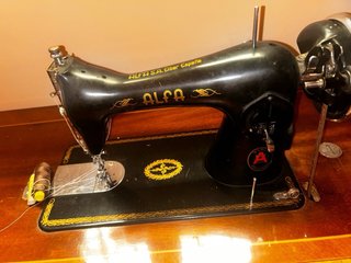 Máquina de coser ALFA antigua