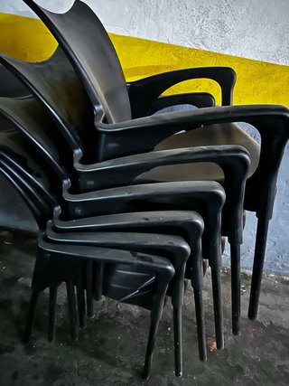Sillas apilables de plástico duro negras