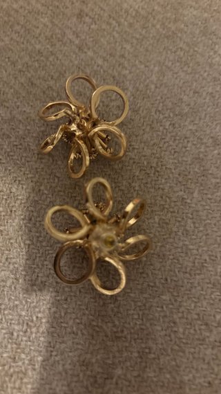 Pendientes dorados con flores y pedrería