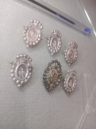 broche religioso plateado,y a color:::