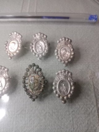 broche religioso plateado,y a color:::