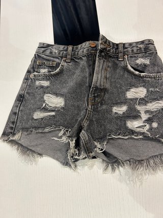 Vaqueros cortos Bershka desgastados talla 36
