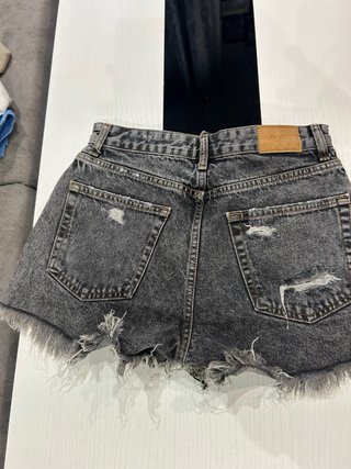 Vaqueros cortos Bershka desgastados talla 36