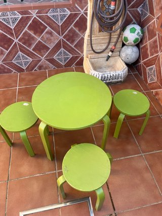 Mesa infantil verde con 3 taburetes
