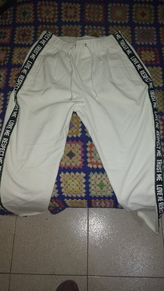 Pantalones Bershka blancos con cinta lateral T.(S)