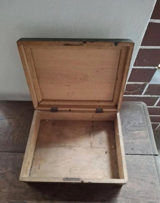 Caja de madera antigua decorada