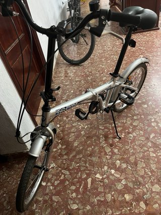 Bicicleta plegable plateada