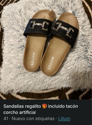 Sandalias cuña negras con detalle plateado