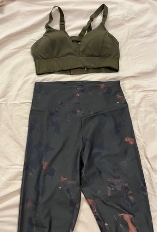 Top deportivo Oysho verde oliva talla M