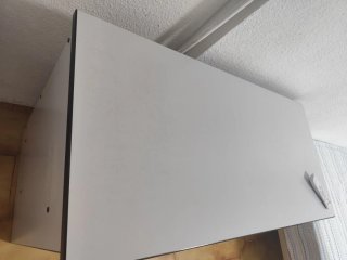 Escritorio blanco con cajón y enchufe