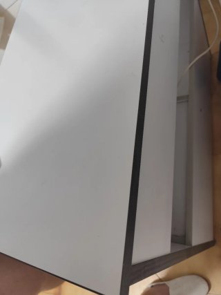 Escritorio blanco con cajón y enchufe
